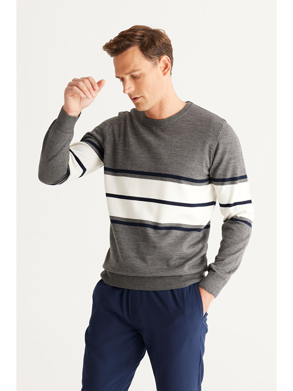 Erkek Gri-Lacivert Standart Fit Normal Kesim Bisiklet Yaka Çizgili Triko Kazak-1