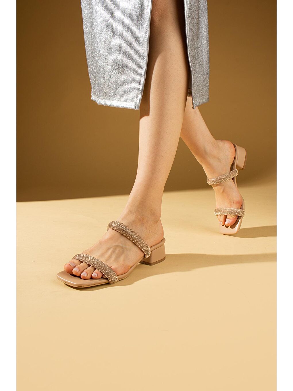 Bej İnce Parlak Taş Detaylı 2 Bantlı Topuklu Kadın Terlik 009-67-24-1