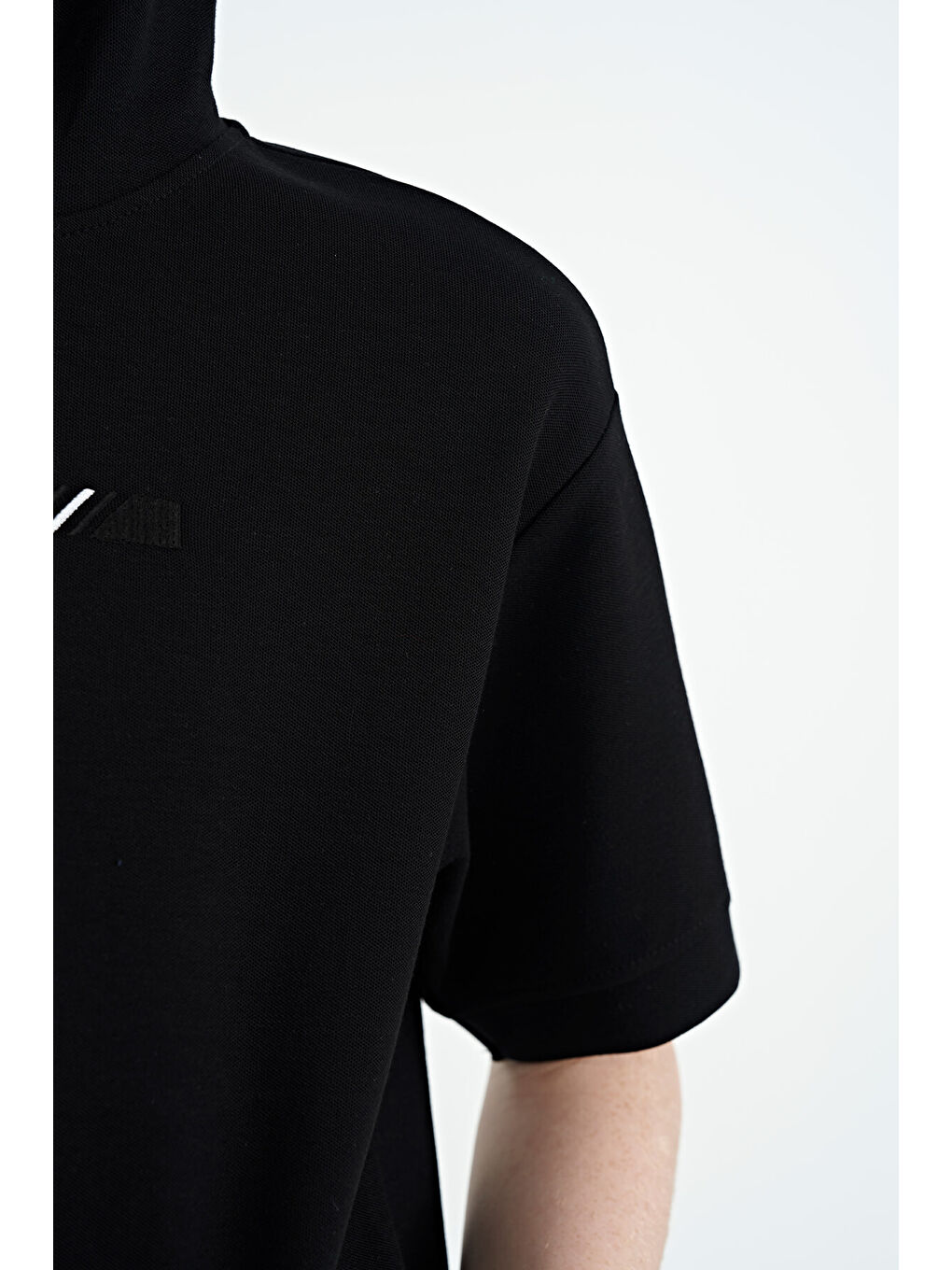 Siyah Kanguru Cepli Kapüşonlu Nakış Detaylı Oversize Erkek Çocuk Şort Takım  11136-4