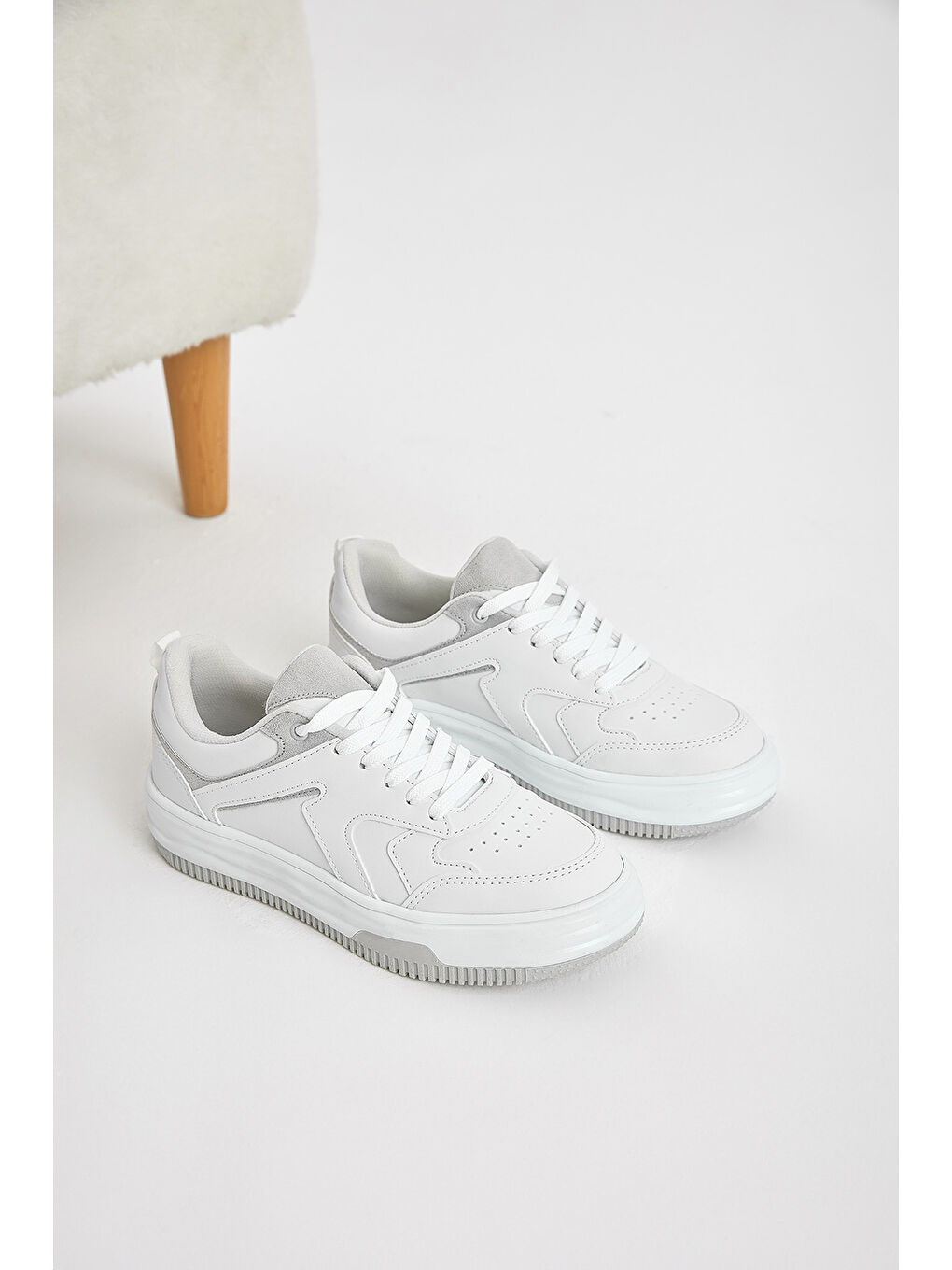 Kadın Beyaz Gri Termo Taban Bağcıklı Spor Ayakkabı