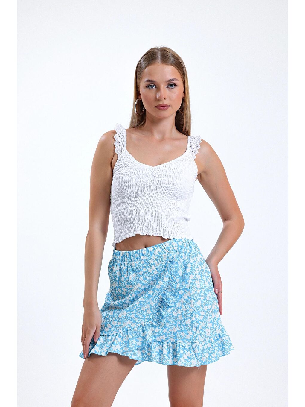 Beyaz İnce Askılı Kolları Fırfırlı Omzu Dantelli Elastanlı Crop Bluz İZ26U