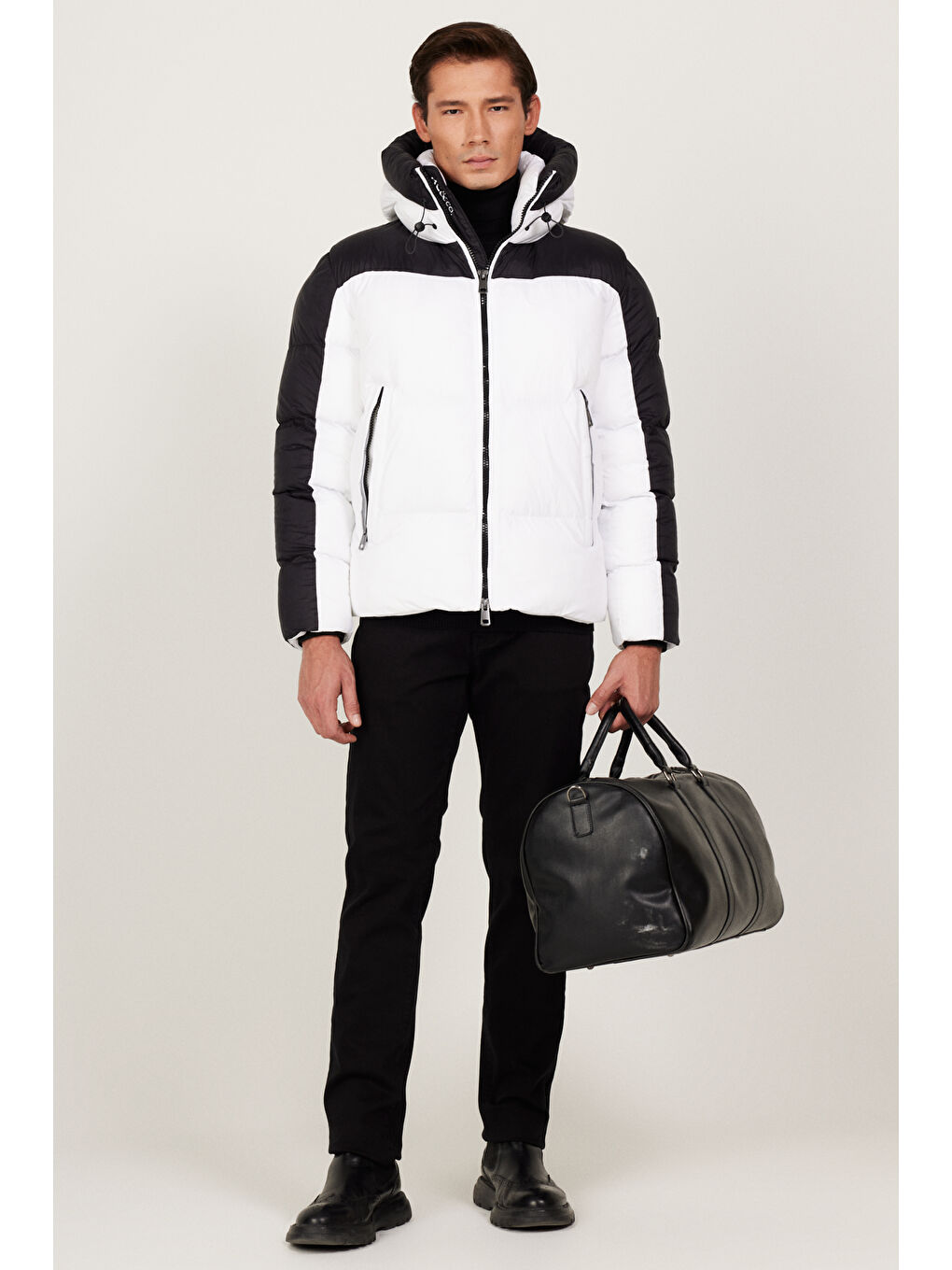 Erkek Siyah Sıcak Tutan Elyaf Dolgulu Kapüşonlu Dik Yaka Standart Fit Normal Kesim Şişme Mont-1