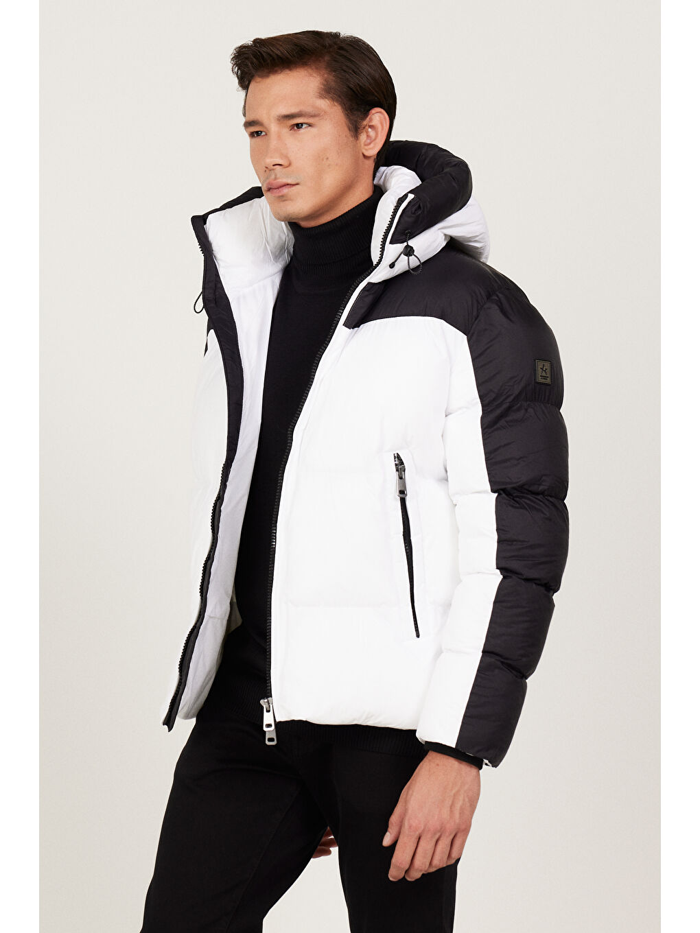 Erkek Siyah Sıcak Tutan Elyaf Dolgulu Kapüşonlu Dik Yaka Standart Fit Normal Kesim Şişme Mont-2