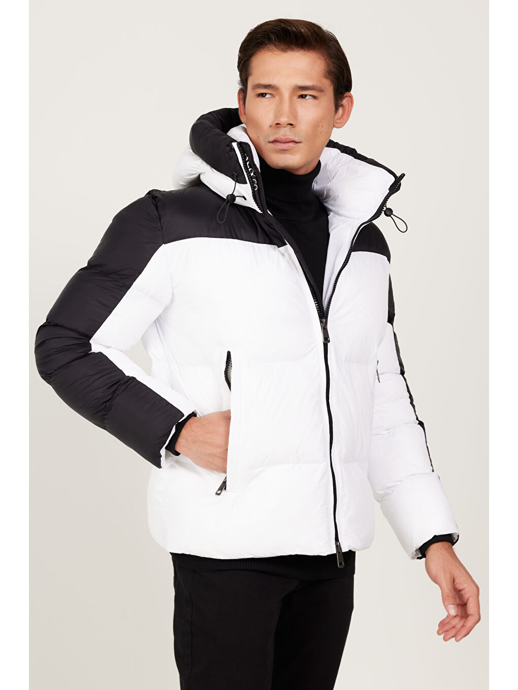 Erkek Siyah Sıcak Tutan Elyaf Dolgulu Kapüşonlu Dik Yaka Standart Fit Normal Kesim Şişme Mont-3