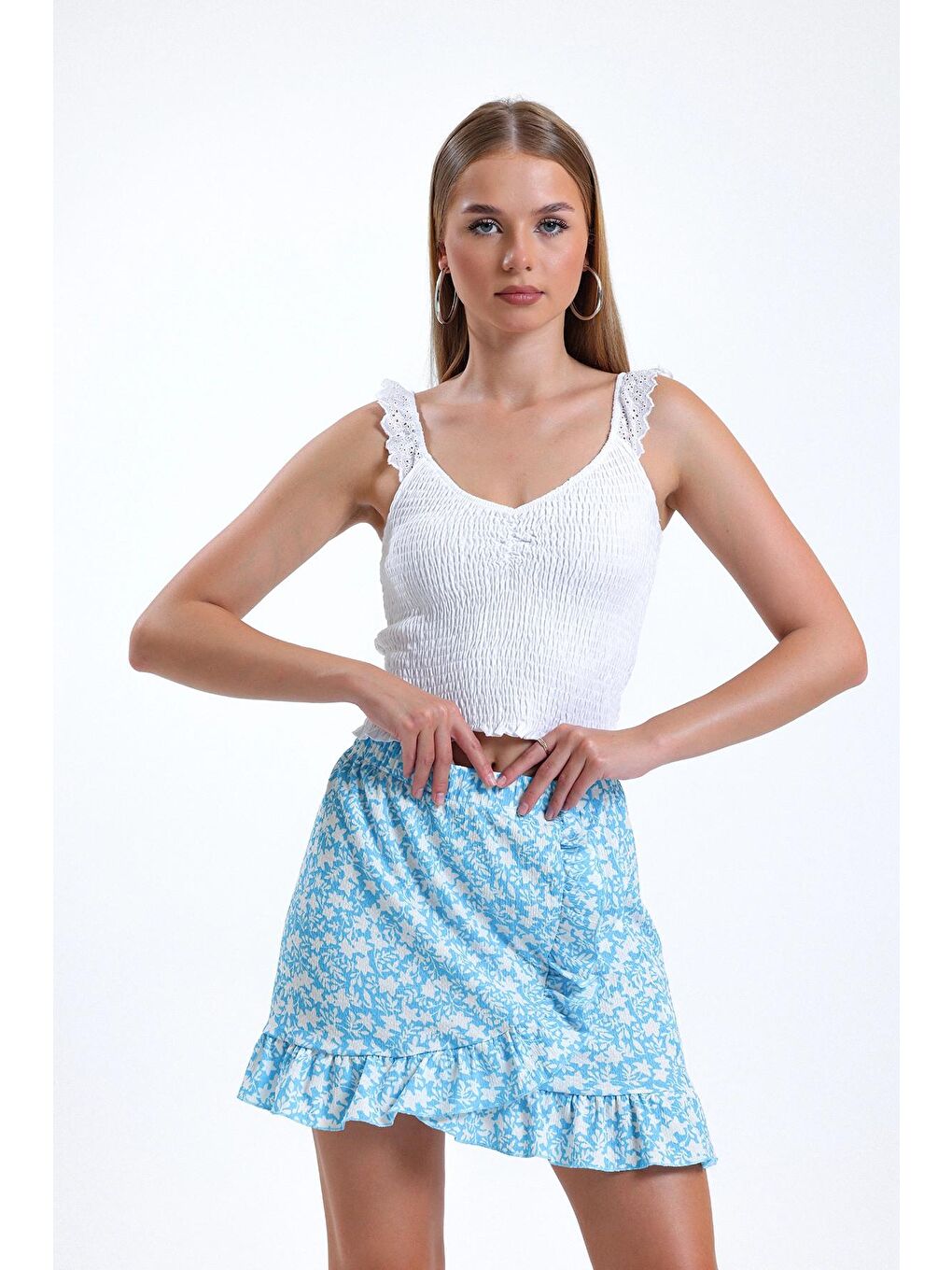 Beyaz İnce Askılı Kolları Fırfırlı Omzu Dantelli Elastanlı Crop Bluz İZ26U-1