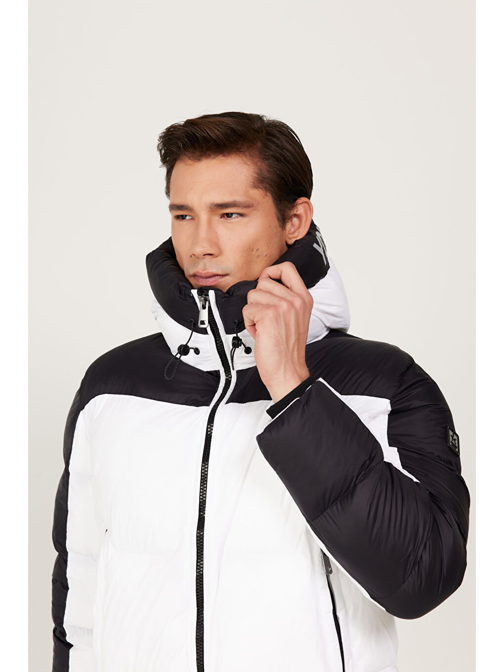 Erkek Siyah Sıcak Tutan Elyaf Dolgulu Kapüşonlu Dik Yaka Standart Fit Normal Kesim Şişme Mont-5