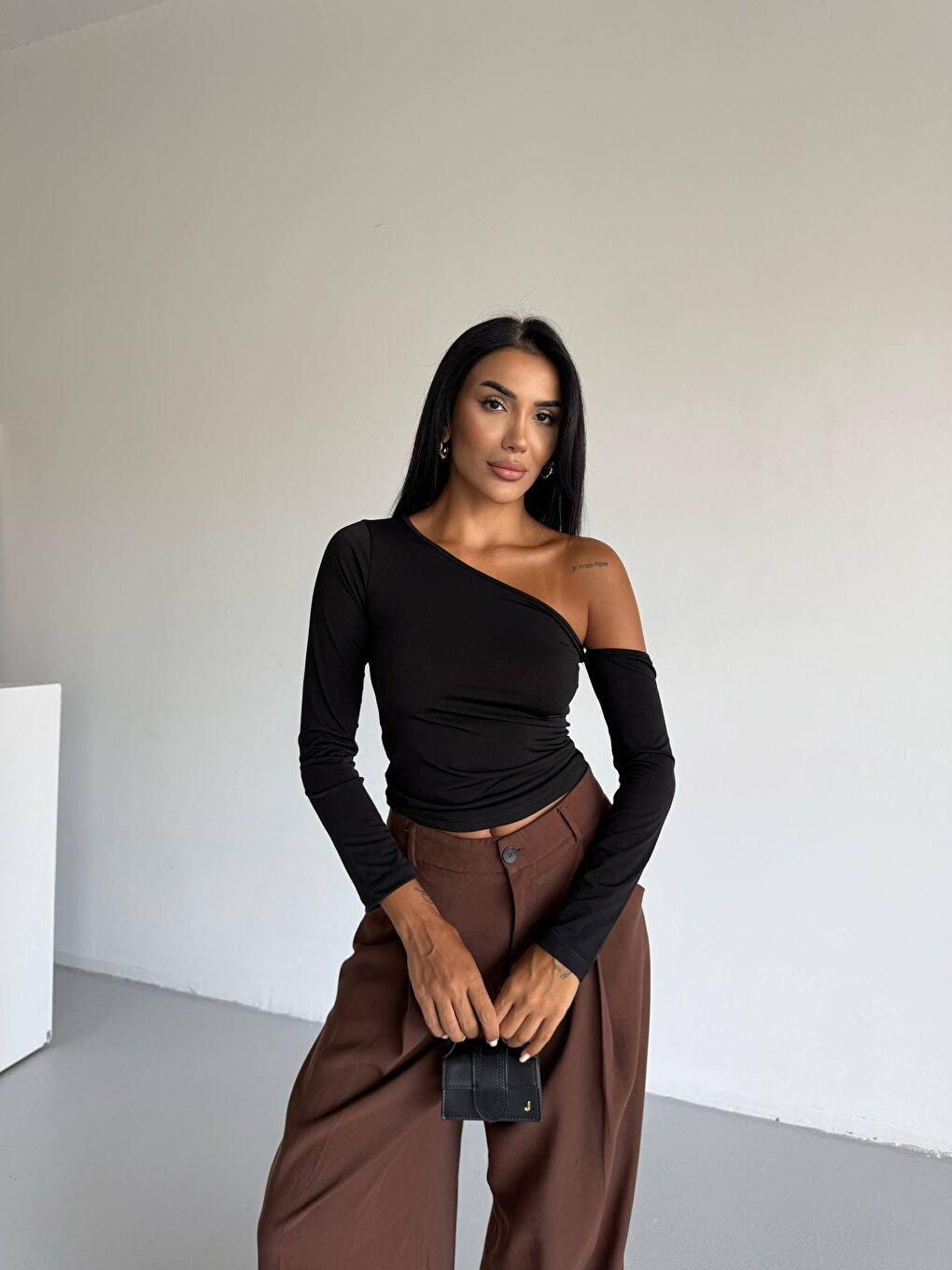 Tek Omuz Kol Detay Sandy Bluz Siyah-1