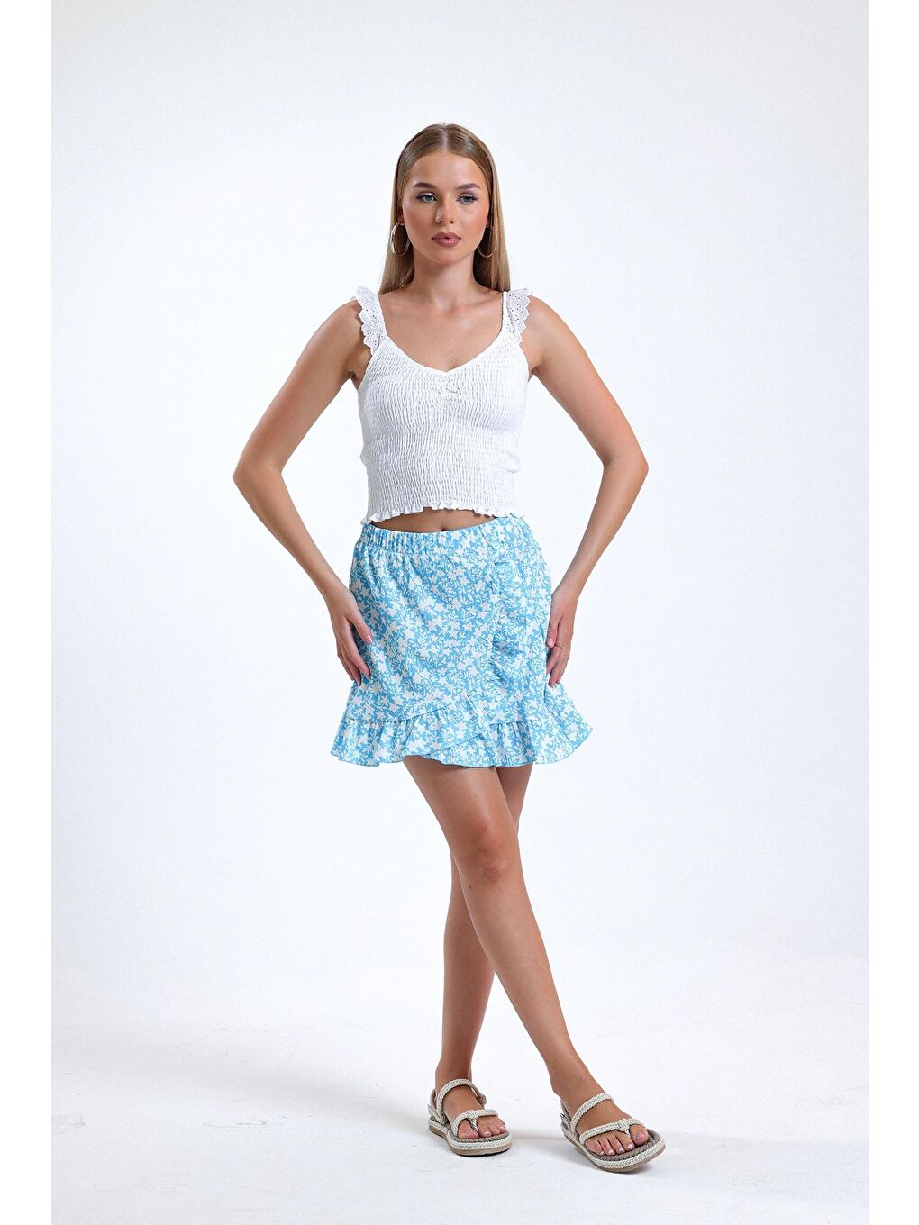 Beyaz İnce Askılı Kolları Fırfırlı Omzu Dantelli Elastanlı Crop Bluz İZ26U-2