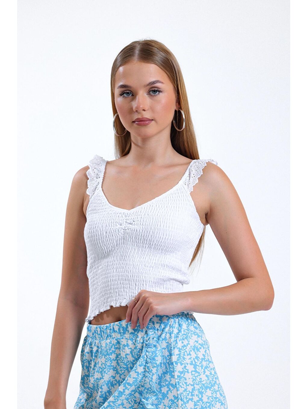 Beyaz İnce Askılı Kolları Fırfırlı Omzu Dantelli Elastanlı Crop Bluz İZ26U-3