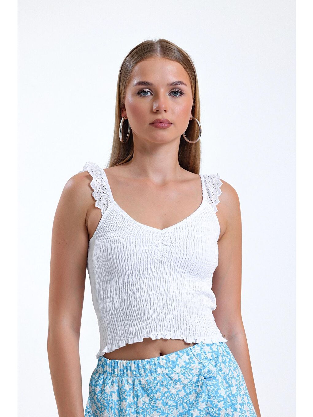 Beyaz İnce Askılı Kolları Fırfırlı Omzu Dantelli Elastanlı Crop Bluz İZ26U-4