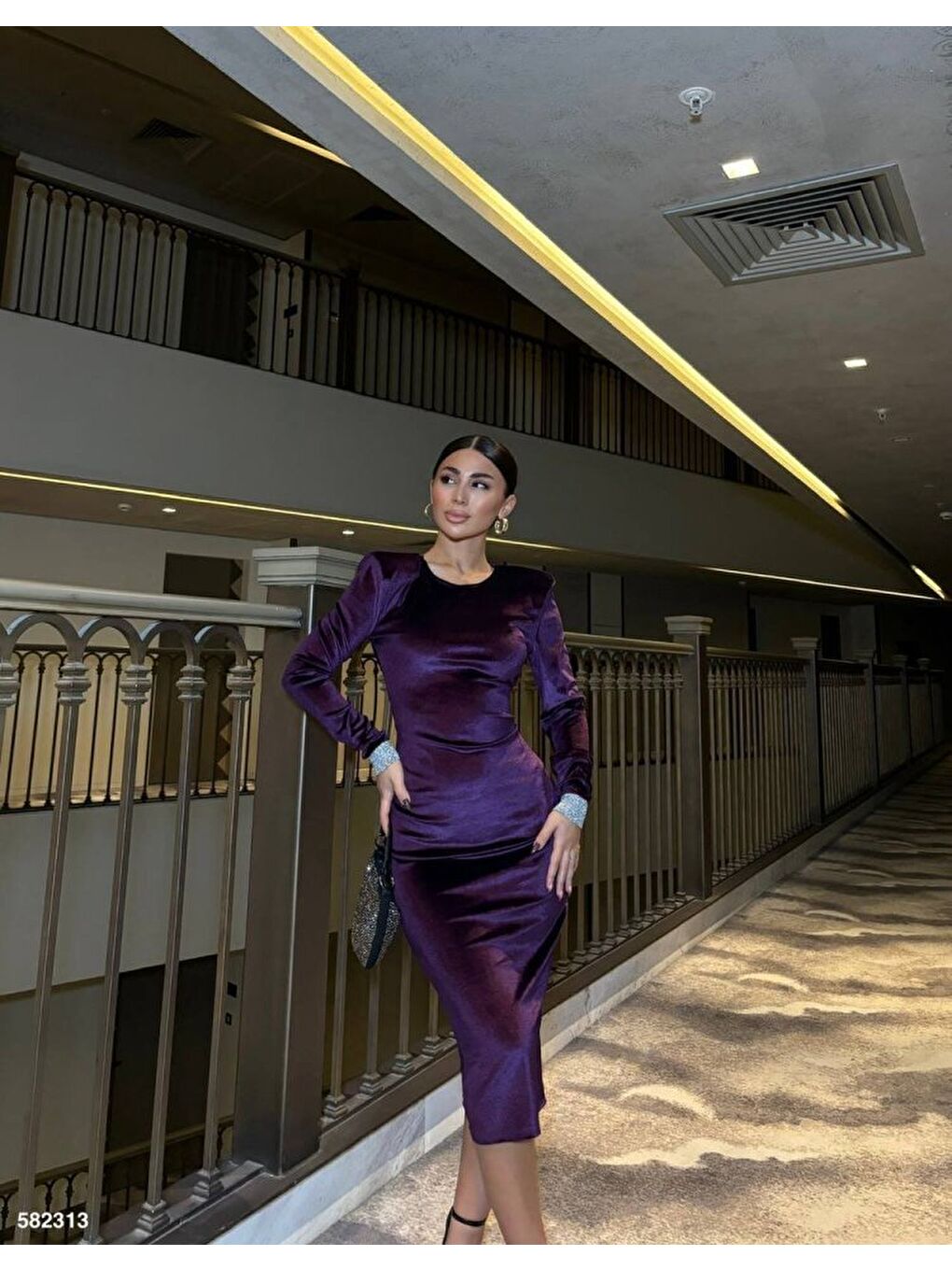 Mor Kadın Bisiklet Yaka Vatkalı Manşet Detay Kadife Kumaş Midi Boy Elbise-1