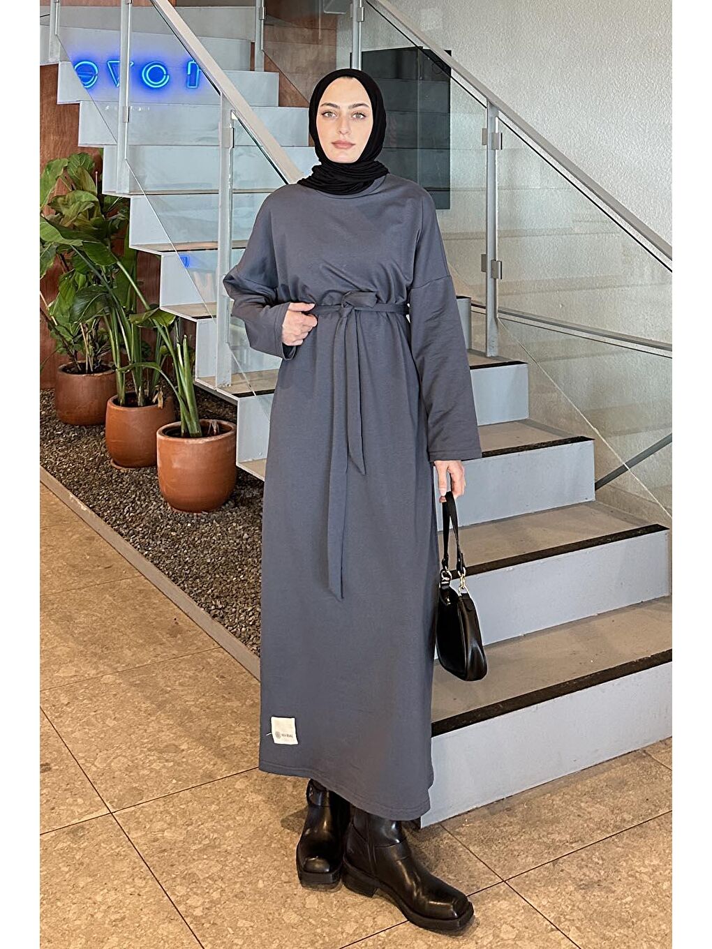 Gri Etek Ucu Armalı Kuşaklı Elbise Füme