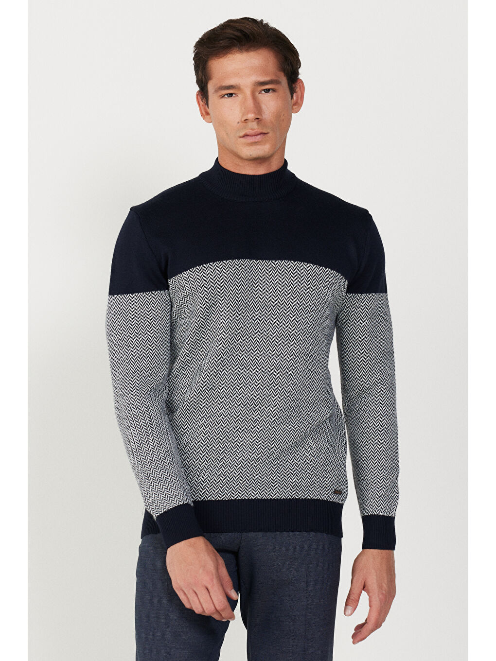 Erkek Lacivert-Ekru Standart Fit Normal Kesim Yarım Balıkçı Yaka Pamuklu Triko Kazak