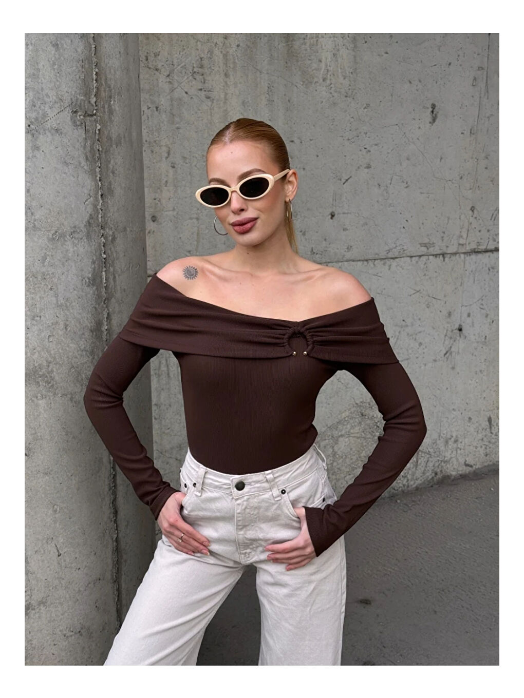 Kahverengi Kadın Madonna Yaka Halka Detay Bluz-1