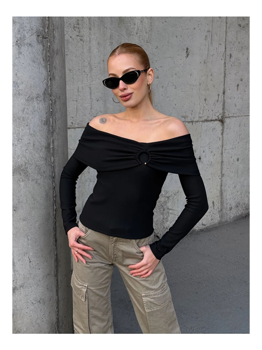 Kadın Madonna Yaka Halka Detay Siyah Bluz