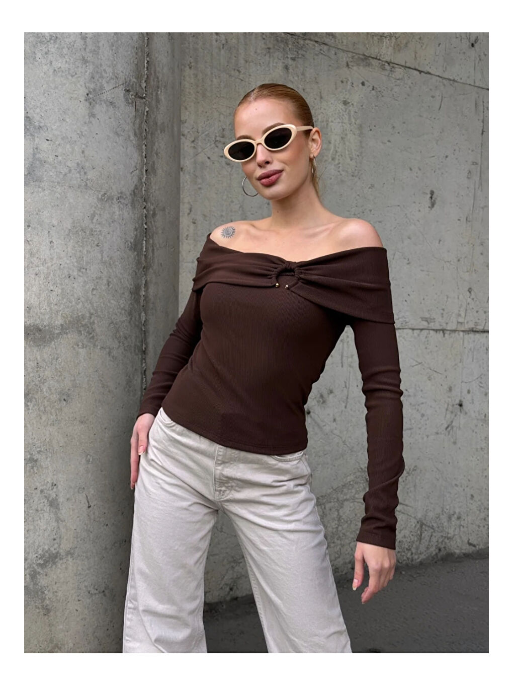 Kahverengi Kadın Madonna Yaka Halka Detay Bluz-2