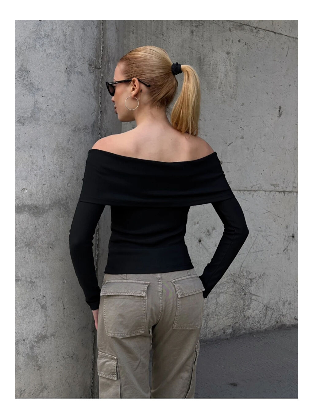 Kadın Madonna Yaka Halka Detay Siyah Bluz-2