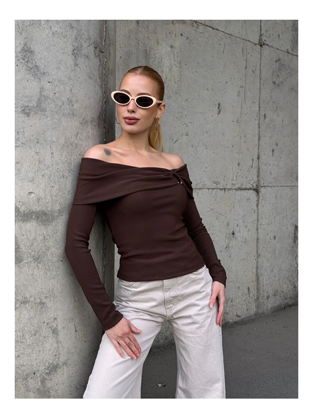 Kahverengi Kadın Madonna Yaka Halka Detay Bluz-4