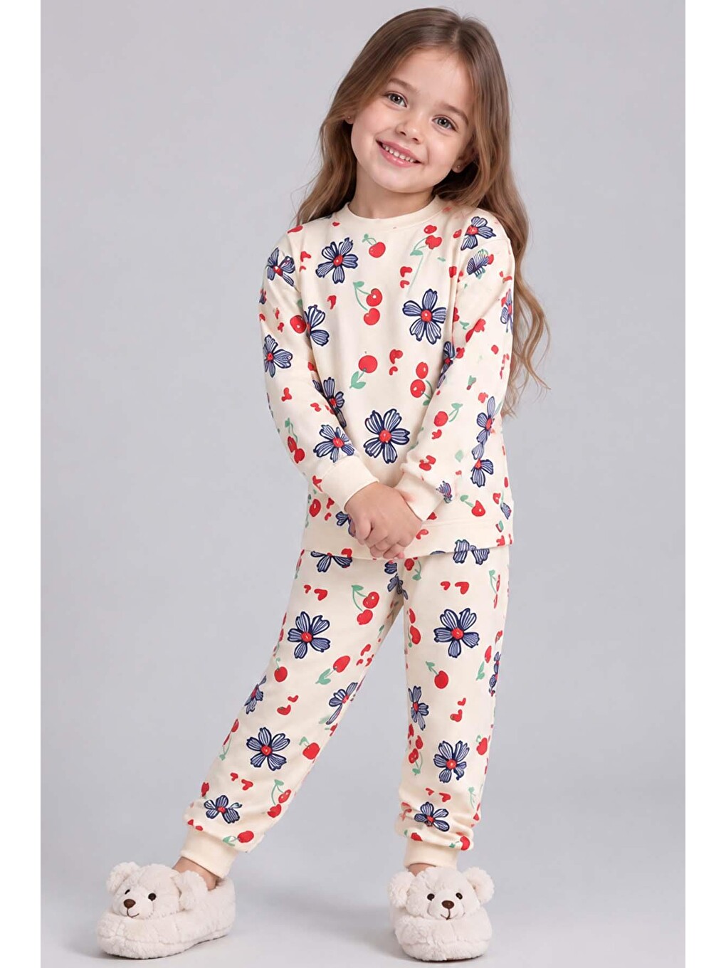 Ekru Kız Çocuk Üzeri Papatya Ve Kiraz Desenli Bilekleri Lastikli Krem Pijama Takımı