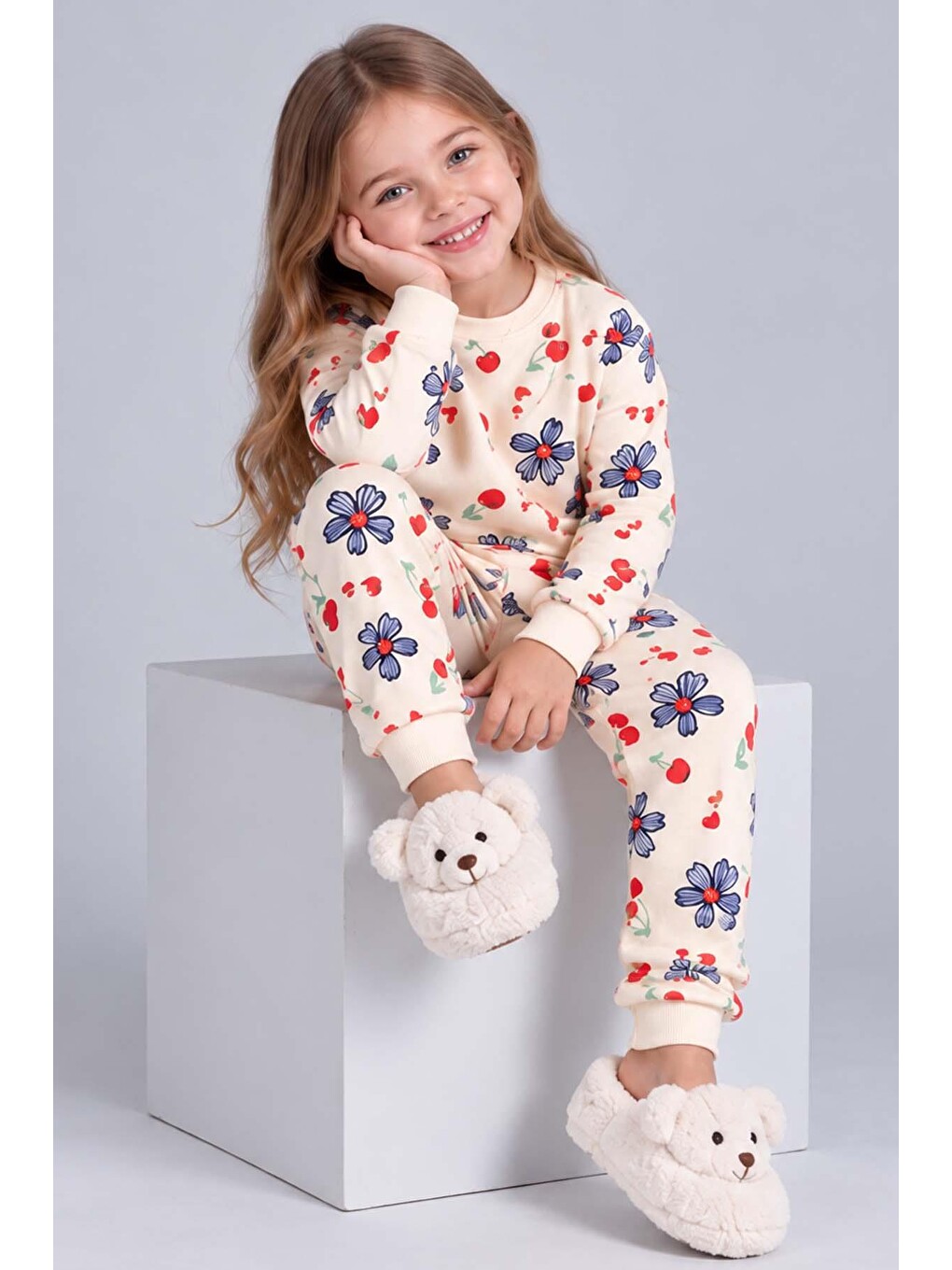 Ekru Kız Çocuk Üzeri Papatya Ve Kiraz Desenli Bilekleri Lastikli Krem Pijama Takımı-2