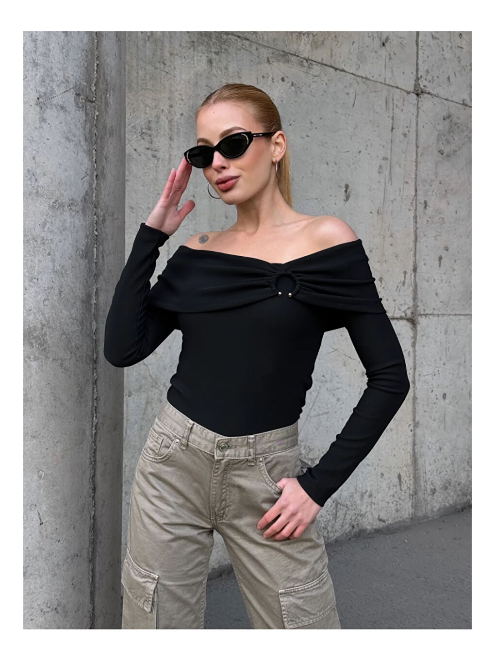 Kadın Madonna Yaka Halka Detay Siyah Bluz-3