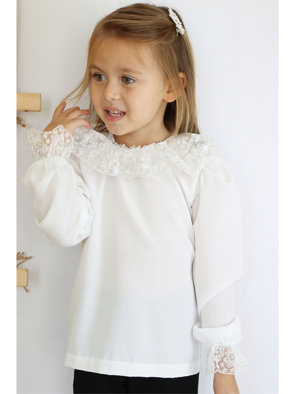 Kız Çocuk Ekru Dantel Detaylı Uzun Kollu Çıtçıtlı Bluz Gömlek Body-1