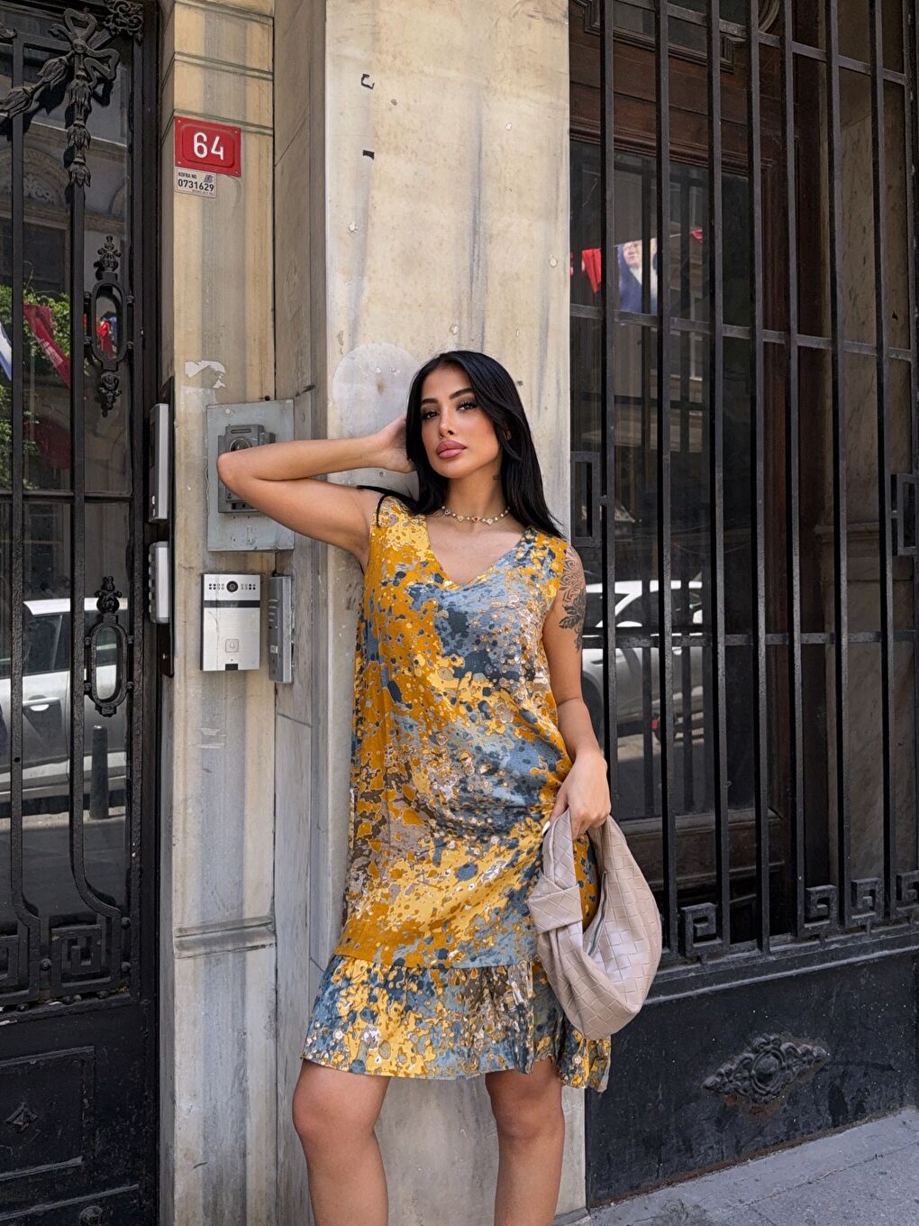 Sarı Desenli V Yaka Eteği Fırfırlı Viskon Elbise-1