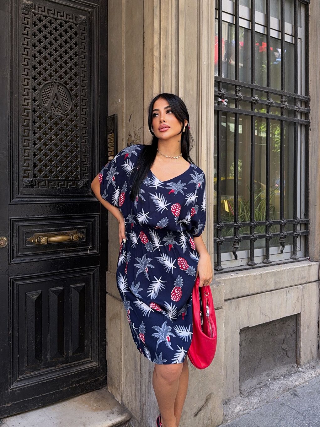 V Yaka Gipe Detaylı Desenli Lacivert Viskon Elbise-2