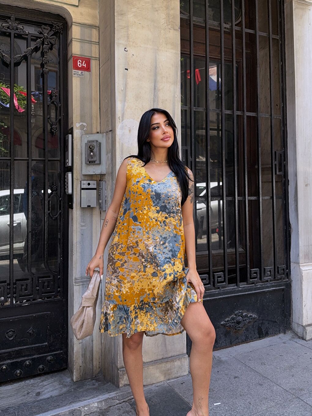 Sarı Desenli V Yaka Eteği Fırfırlı Viskon Elbise-2