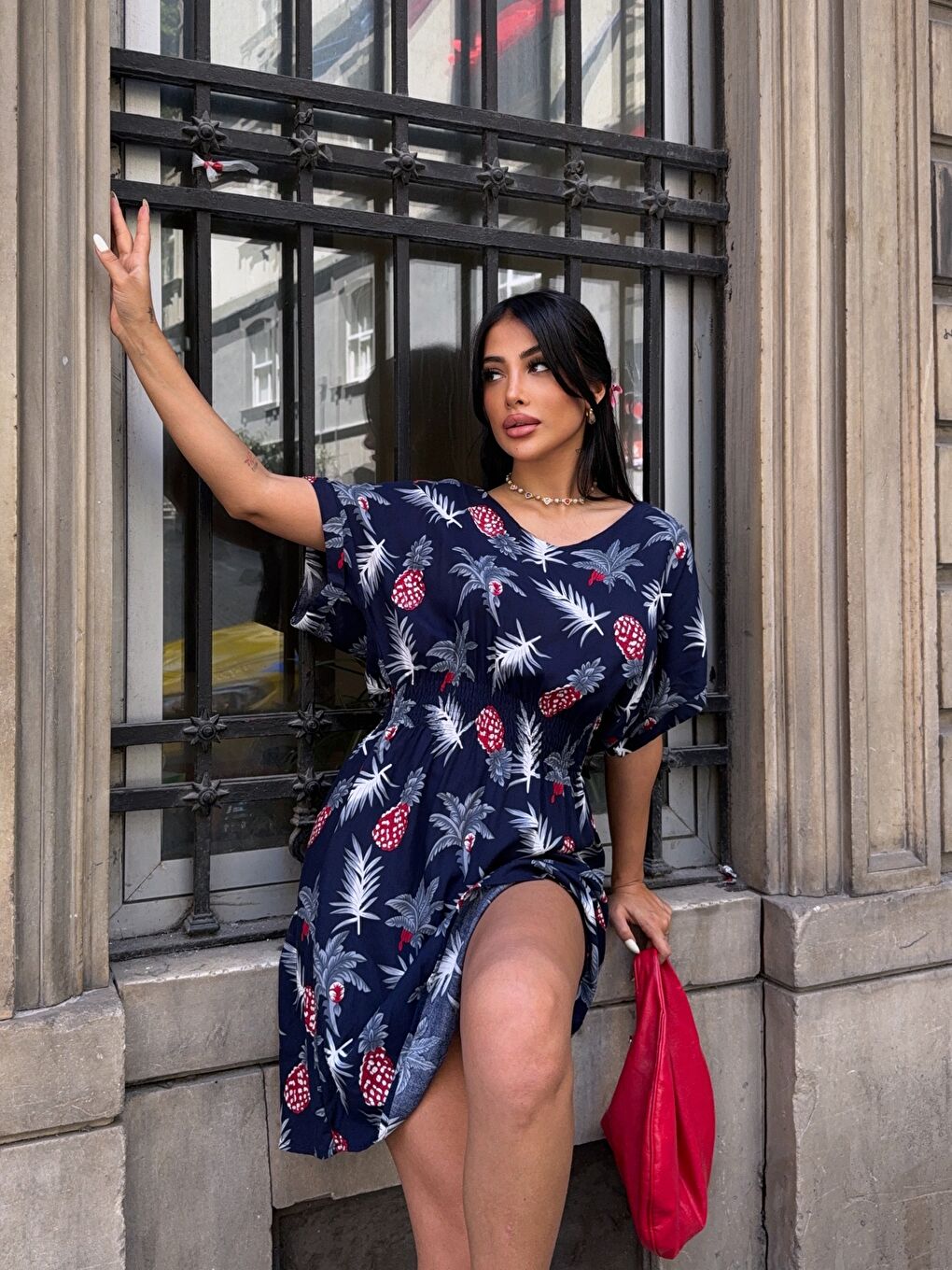 V Yaka Gipe Detaylı Desenli Lacivert Viskon Elbise-3