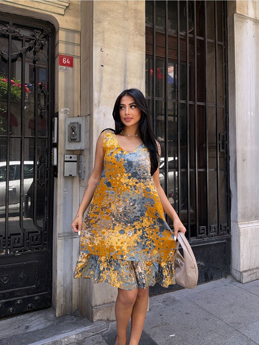 Sarı Desenli V Yaka Eteği Fırfırlı Viskon Elbise-3