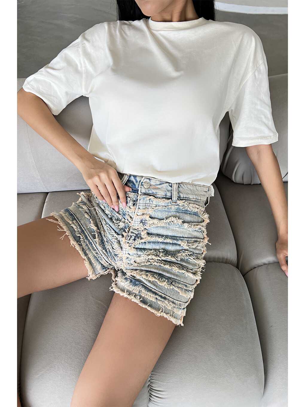 Bej Dekoratif Dikiş Detaylı, Fermuarlı Jean Mini Kadın Denim Şort @Messina