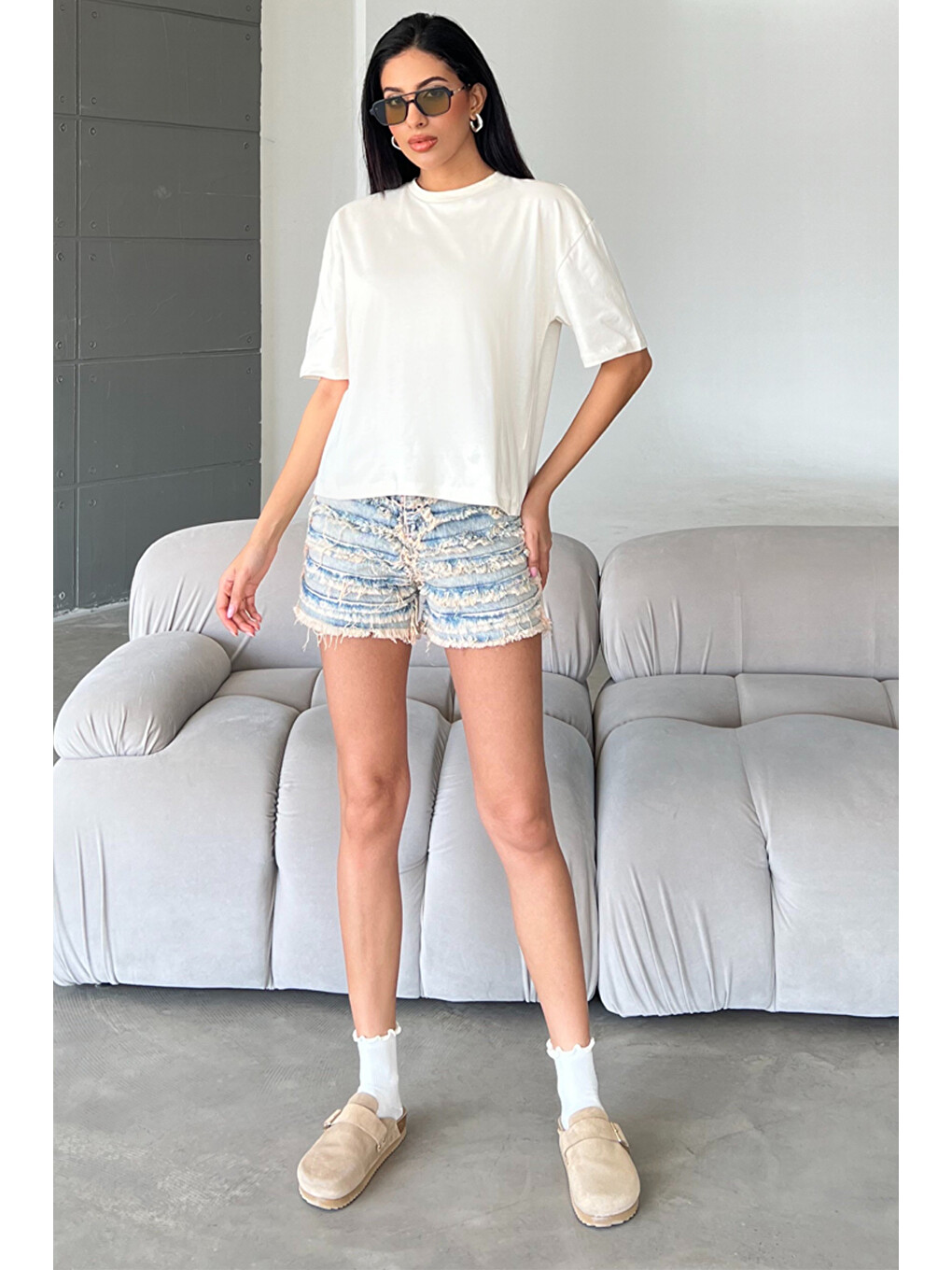 Bej Dekoratif Dikiş Detaylı, Fermuarlı Jean Mini Kadın Denim Şort @Messina-1