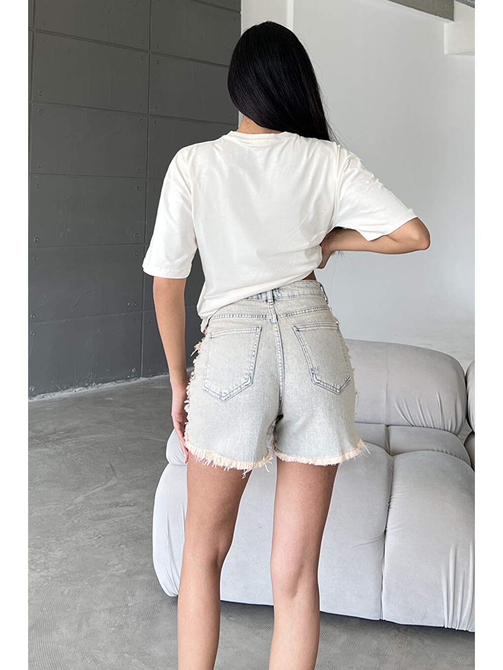 Bej Dekoratif Dikiş Detaylı, Fermuarlı Jean Mini Kadın Denim Şort @Messina-2