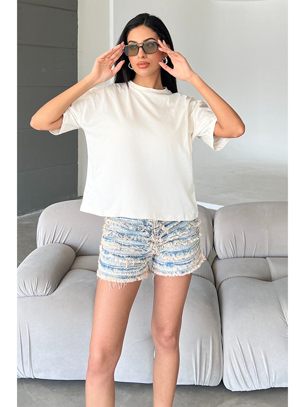 Bej Dekoratif Dikiş Detaylı, Fermuarlı Jean Mini Kadın Denim Şort @Messina-4