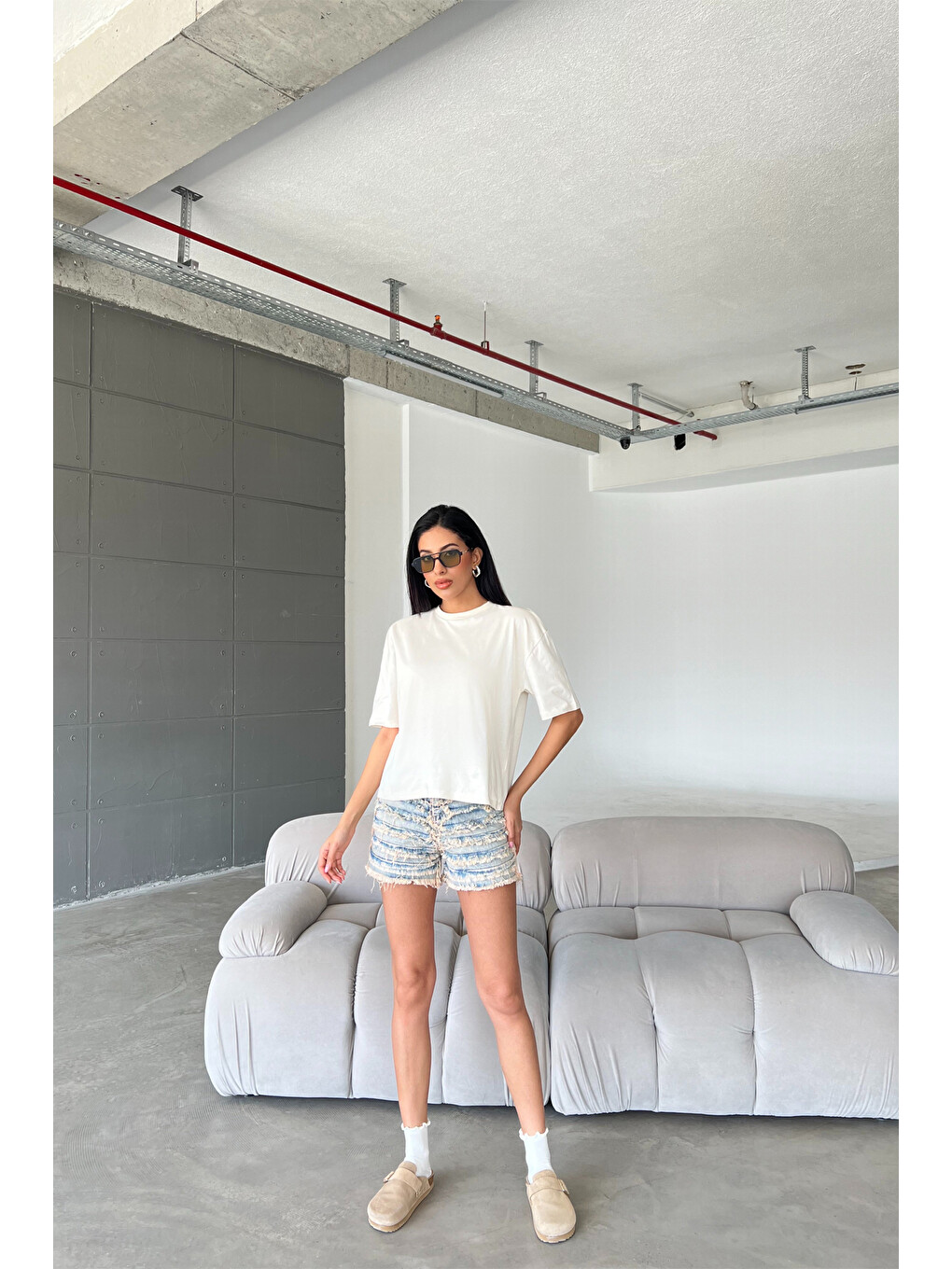 Bej Dekoratif Dikiş Detaylı, Fermuarlı Jean Mini Kadın Denim Şort @Messina-5