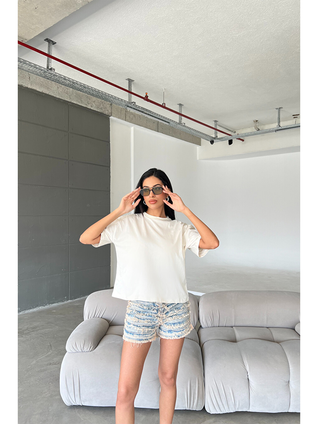 Bej Dekoratif Dikiş Detaylı, Fermuarlı Jean Mini Kadın Denim Şort @Messina-7