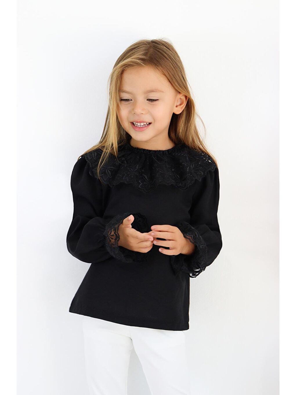 Kız Çocuk Siyah Dantel Detaylı Uzun Kollu Çıtçıtlı 23 Nisan Bluz Gömlek Body-4