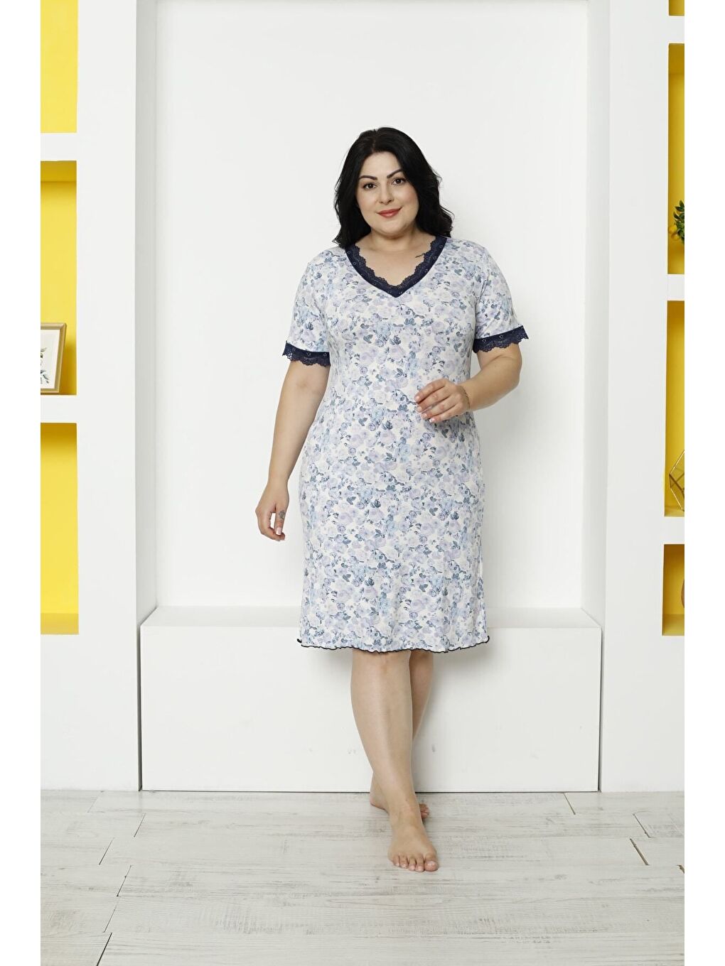 Beyaz Kadın Desenli Dantel Detaylı Kısa Kollu Elastanlı Viskon Büyük Beden Gecelik-1