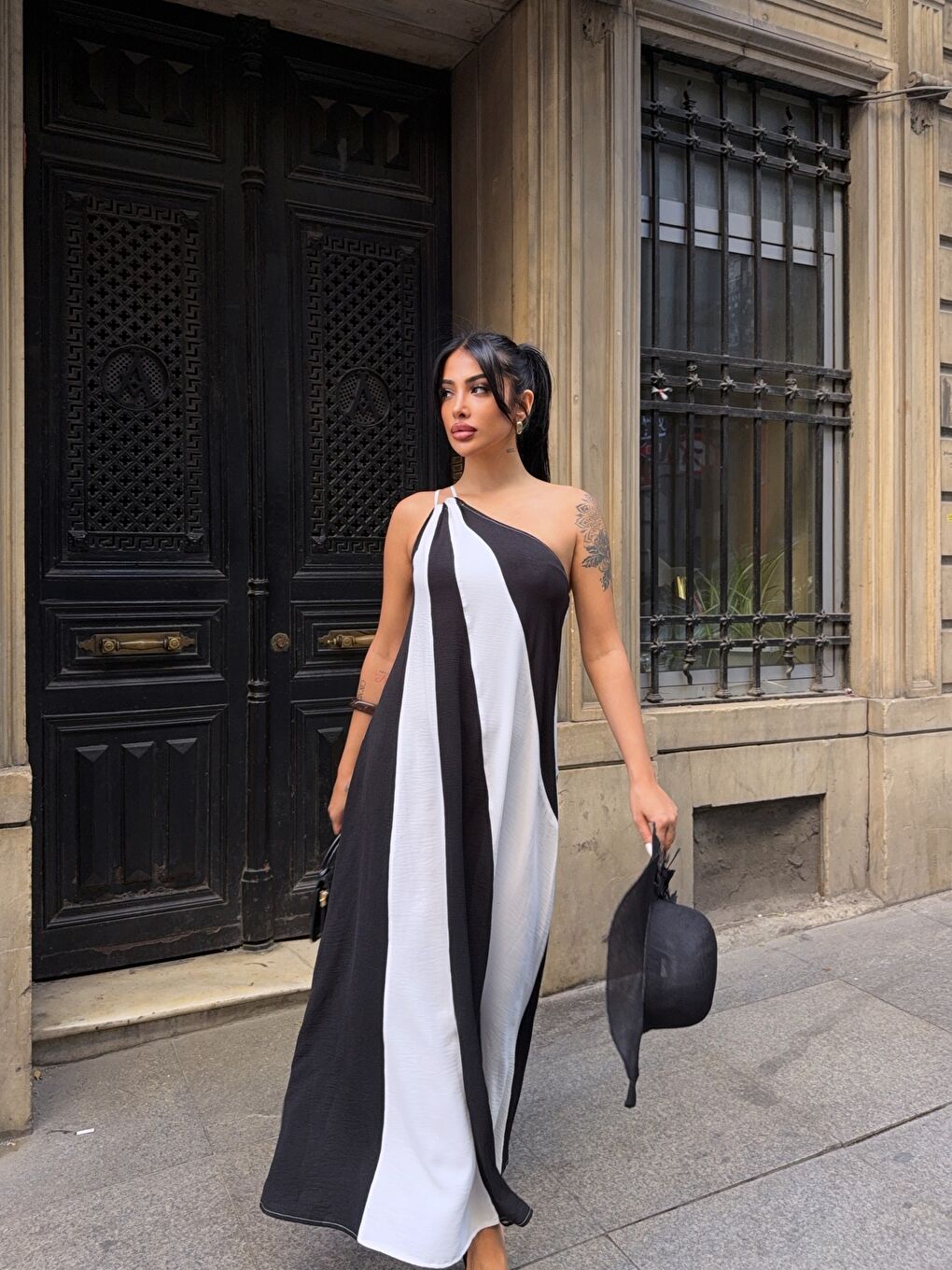 Parça Bloklu Omuz Detay Elbise Siyah Beyaz-1