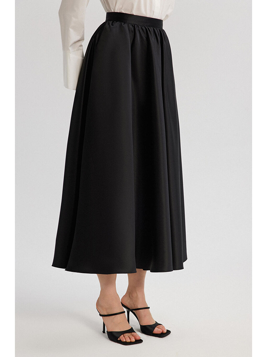 Siyah Büzgülü Saten Etek-2