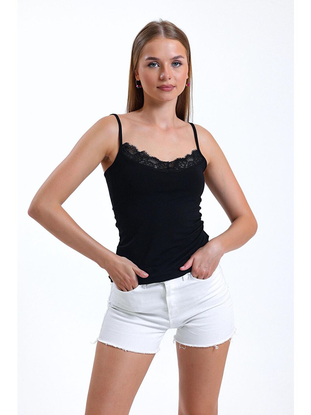 Siyah İnce İp Askılı Yakası Dantel Detaylı Sıfır Kol Atlet IHR-23Y-U30-1