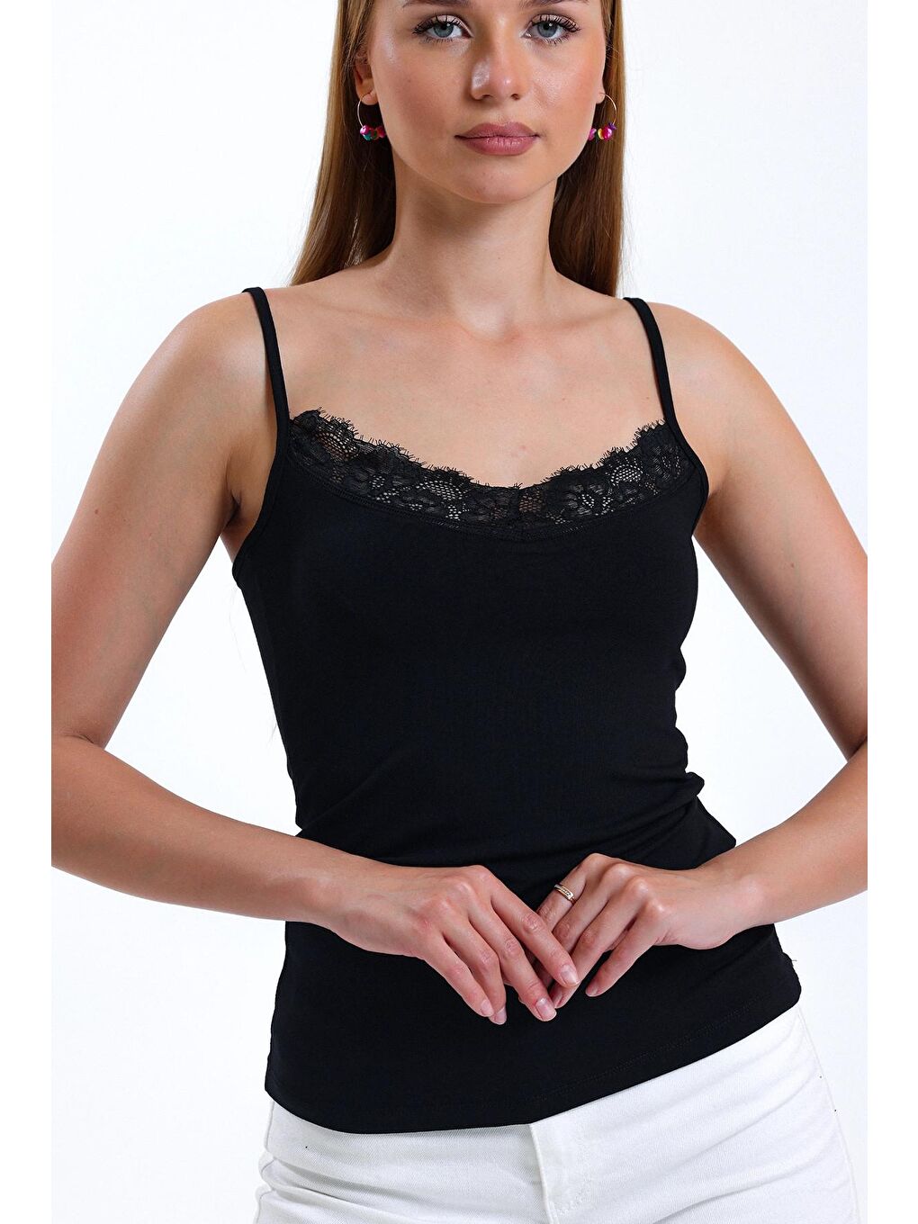 Siyah İnce İp Askılı Yakası Dantel Detaylı Sıfır Kol Atlet IHR-23Y-U30-3