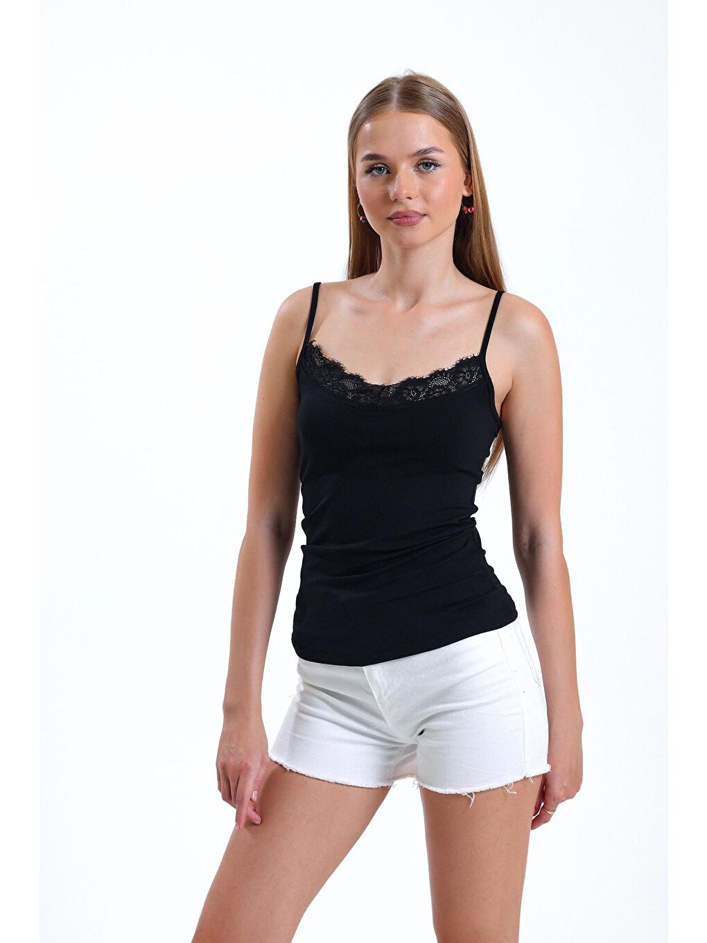 Siyah İnce İp Askılı Yakası Dantel Detaylı Sıfır Kol Atlet IHR-23Y-U30-4