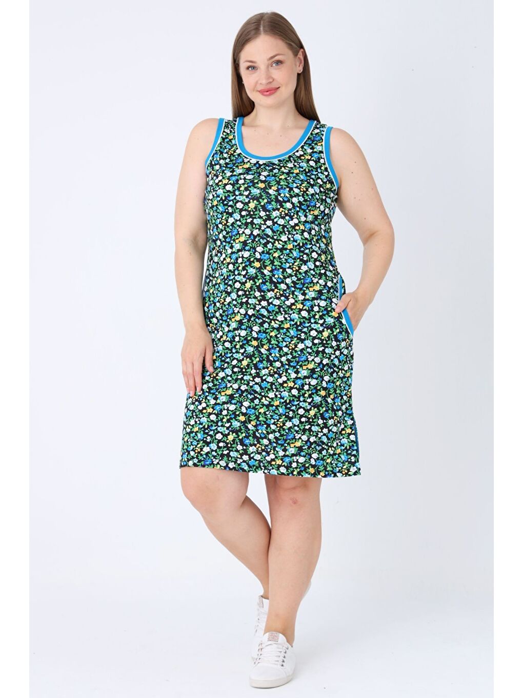 Siyah Çiçek Desenli Biyeli Pamuklu Cepli Askılı Kadın Büyük Beden Elbise-1