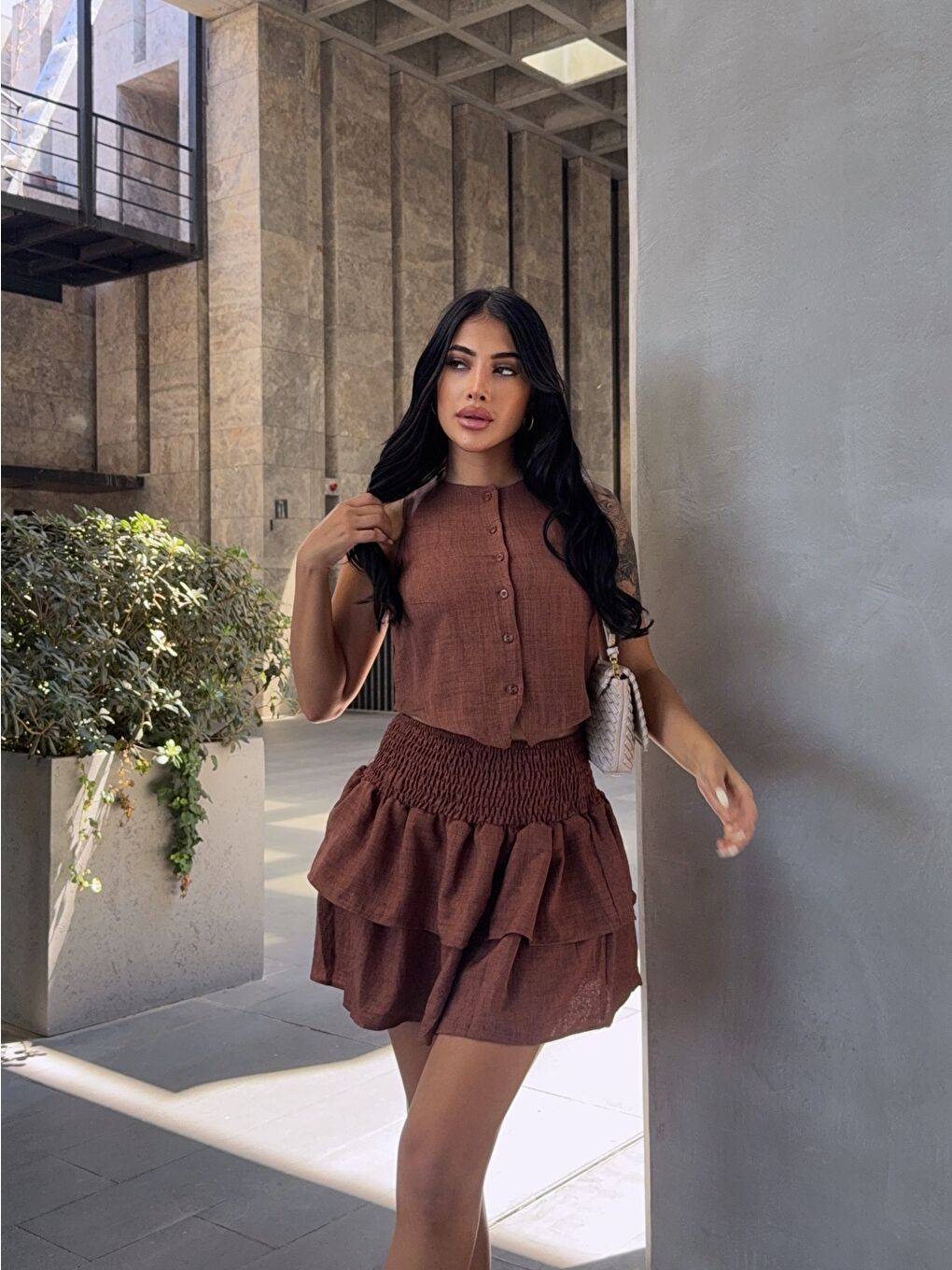 Kahverengi Katlı Etek ve Yelek Alt Üst Takım
