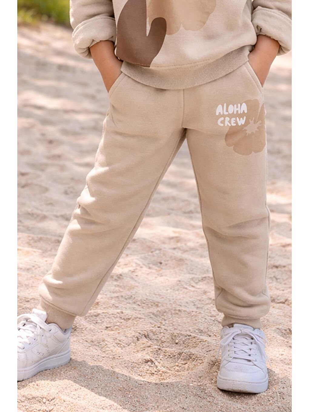 Kız Çocuk Digital Çiçek Baskı ve Aloha Crew Yazı Detaylı Bej Eşofman Takım-2