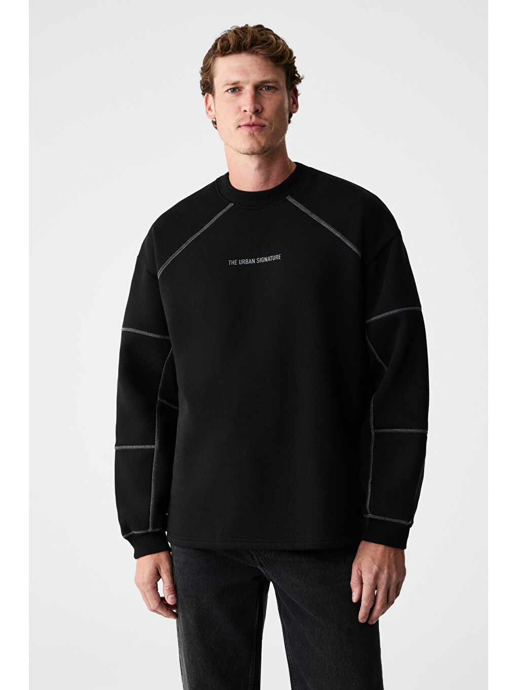 Hal Erkek Yuvarlak Yaka Önünde Ve Kollarında Süs Dikiş Detaylı Baskılı Regular Fit Siyah Sweatshirt-1