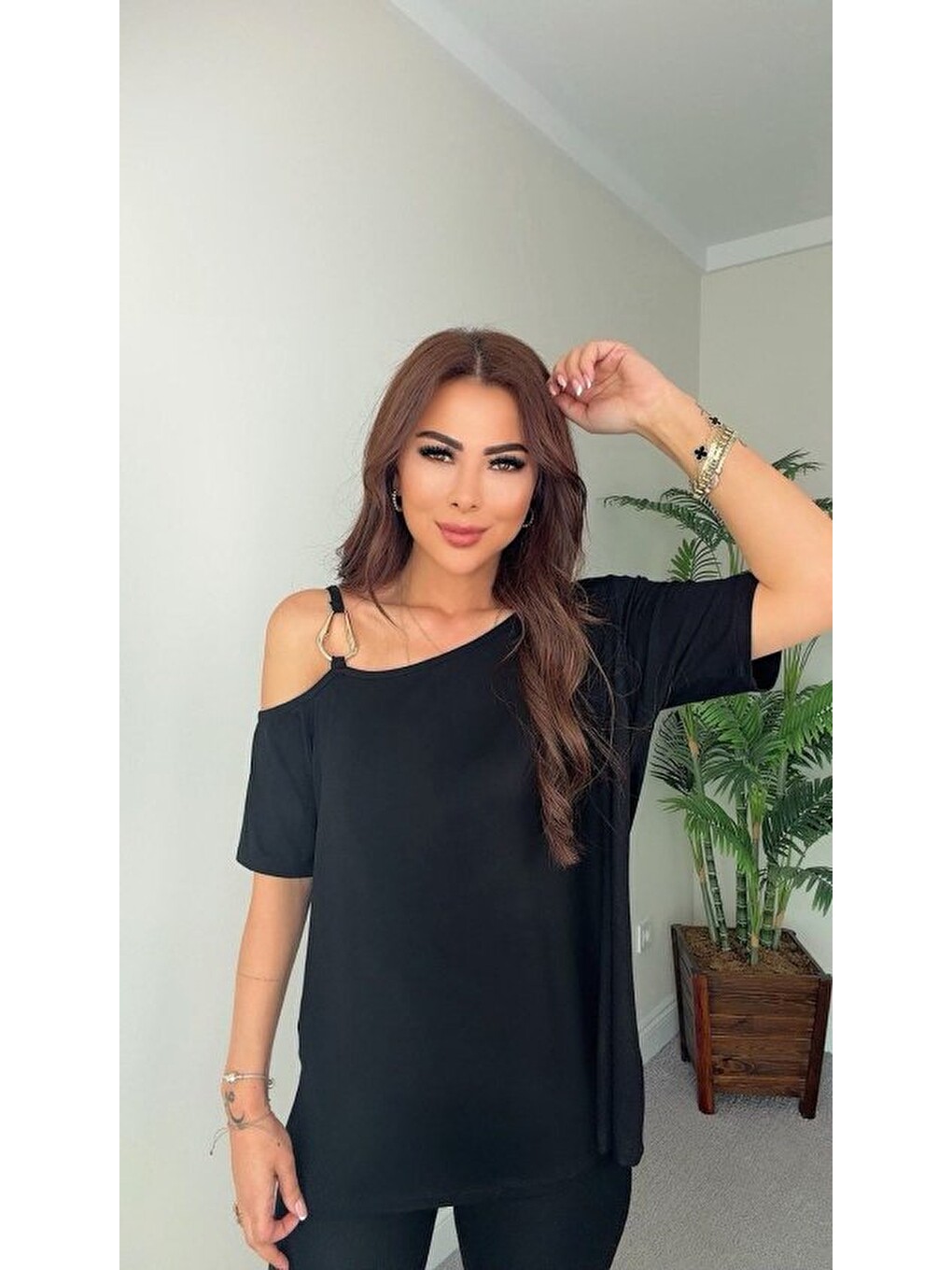 Siyah Kadın Kısa Kollu Tek Omuzdan Askılı Toka Detaylı Viskon Bluz