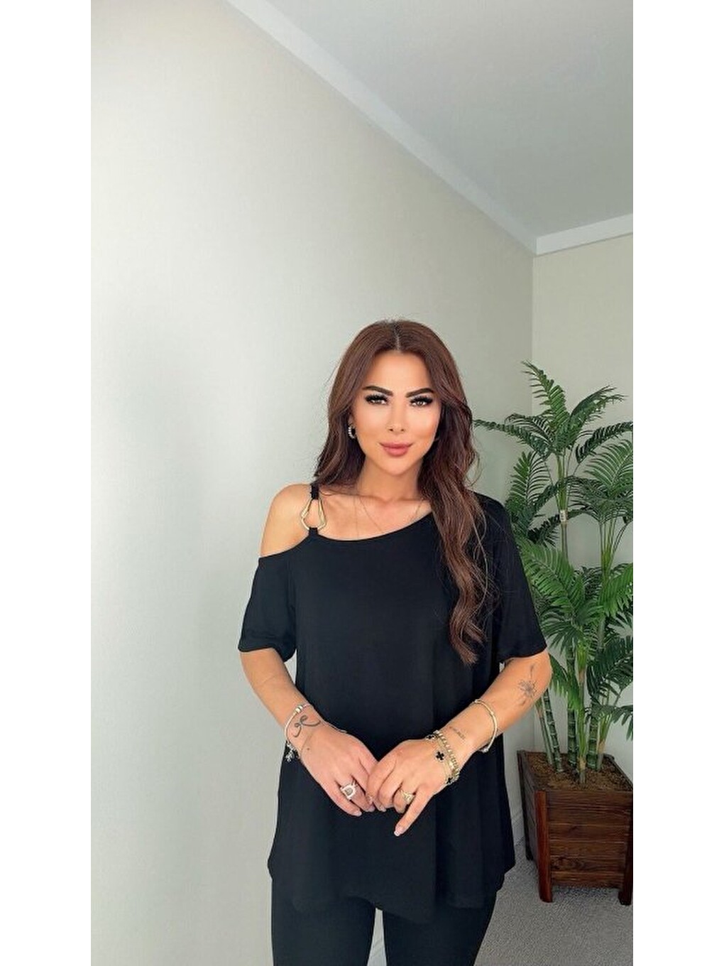 Siyah Kadın Kısa Kollu Tek Omuzdan Askılı Toka Detaylı Viskon Bluz-2